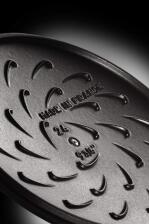 Staub Br&auml;ter mit Chistera Drop-Structure in kirschrot