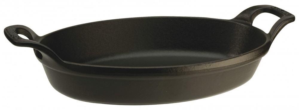 Staub Auflaufform oval aus Gusseisen in schwarz