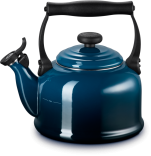 Le Creuset Wasserkessel Tradition in nuit