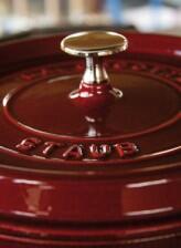 Staub Cocotte rund aus Gusseisen in grenadine