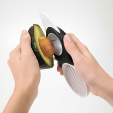 OXO Good Grips 3-in-1-Avocadoschneider in weiß