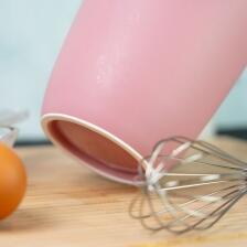 Westmark Quirltopf mit zweigeteiltem Deckel in rosa-wei&szlig;