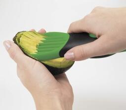 OXO Good Grips 3-in-1-Avocadoschneider in weiß