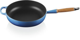Le Creuset Saut&eacute;pfanne Signature aus Gusseisen mit Holzgriff in azure