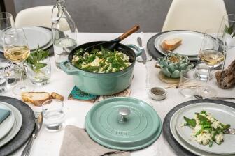Staub Cocotte rund aus Gusseisen in salbeigr&uuml;n