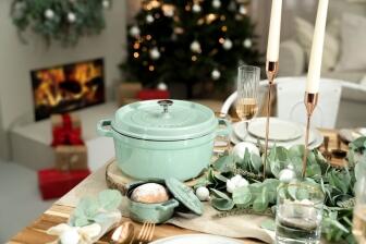 Staub Cocotte rund aus Gusseisen in salbeigr&uuml;n