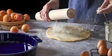 APPOLIA_Backhelfer_Backen_Teig_Nudelholz_Obst_plat_tarte_bleu_60374_PIXEL_BECHAMEL_KochForm_3000_150