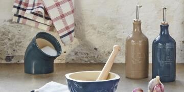 Emile_Henry_Salzfass_Moerser_Oel_Essig_Giesser_2013_Natural_Chic_Accessoires_KochForm_3000_1500.jpg