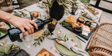 LaRochere_geeckter_Tisch_Tafel_Wein_Beautyshot_Zinc_Lyonnais_Index_Photography_9D_KochForm_3000_1500