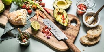 Macani_ecoboards_Holzbrett_Fruehstuecksbrettchen_Schneidebrett_Avocado_Salsa_Moerser_250703_1_KochFo