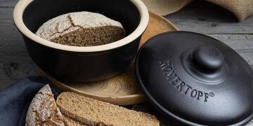 Roemertopf_Brottopf_RT_Weizenvollkornbrot_45_Grad_web_1_KochForm_3000_1500.jpg