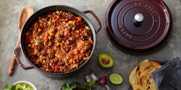 Staub_Mexikanisch_Chili_con_Carne_Cocotte_750037298_Gusseisen_Braeter_KochForm_3000_1500.jpg