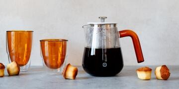 carl_henkel_Kaffeekanne_arca_kaffeebrueher_amber_mit_zwei_stack_thermoglas_amber_querformat_KochForm