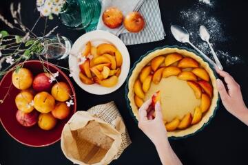 Emile_Henry_EH_602X_Life_DeepFlanDish_PlumTart_Making1_V_Obstkuchen_belegen_KochForm_1771_1181