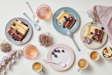 Le_Creuset_Calm_Collection_Lifestyle_landscape_Set_of_4_plates_Kaffeetafel_Geschirr_Kuchen_KochForm_