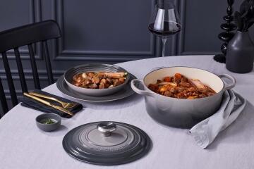 Le_Creuset_FLINT_60822_Gedeckter_Tisch_Braeter_Boeuf_Bourguignon_KochForm_3000_2000