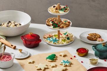 Le_Creuset_FULL_HD_JPG_20240716_Q424HOLLYBAKINGSCENE_001_Weihnachtsbacken_Plaetzchen_KochForm_1620_1
