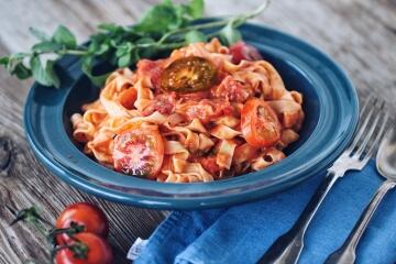 Le_Creuset_Pasta_Tomatensosse_LeopoldzDeli_KochForm_3000_2000