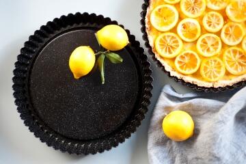 RIESS_AMBIENTE_CLASSIC_Schwarz_highres_390_Zitronenkuchen_Tarte_KochForm_3000_2000