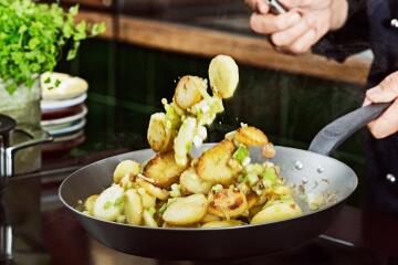 Roesle_Bratkartoffeln_26410_1_Eisenpfanne_RGB_300_dpi_KochForm_3000_2000
