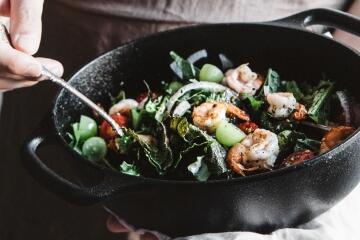 Skeppshult_Kupfermanufaktur_Weyersberg_shrimp_salad1_Gusseisen_Braeter_KochForm_3000_2000