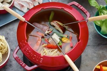 Staub_Chinesischer_Feuertopf_14191_rgb_120dpi_Fondue_KochForm_2130_1420
