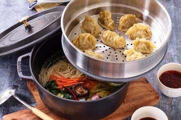 Staub_Cocotte_Asia_Teigtaschen_daempfen_16982_rgb_300dpi_KochForm_3000_2000