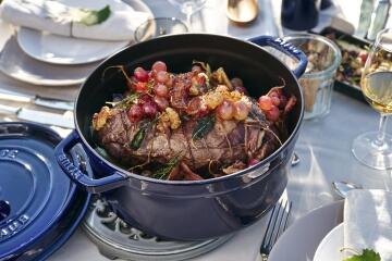 Staub_Rezept_Herbst_Rehkeule_Winzer_Weintrauben_Braeter_Gedeckter_Tisch_Sommer_Zwilling_Staub0000110