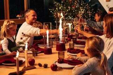 hoefats_00814_SPIN_air_1200_Tischfeuer_Emaille_rot_atmo_04_005_Gedeckter_Tisch_Weihnachten_KochForm_