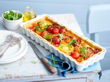 Emile_Henry_6034_Amb_PlatTarteLong_SlimTartDish_TomatoTart_KochForm_3000_Start.jpg