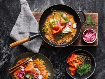 Le_Creuset_FULL_HD_JPG_20211027_FRYINGPANS2021_407_Gusspfanne_Lachs_Reibekuchen_KochForm_3000_Start.