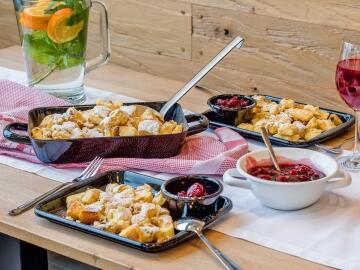 RIESS_AMBIENTE_Classic_Schwarzemaille_02_highres_Kaiserschmarrn_Kirschen_KochForm_3000_Start.jpg