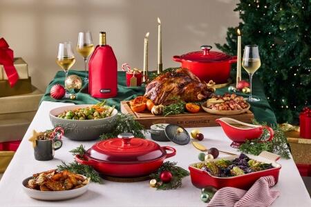 Le_Creuset_FULL_HD_JPG_20250410_CHRISTMASTRD25_022_Weihnachtsessen_Gedeckter_Tisch_KochForm_1920_960
