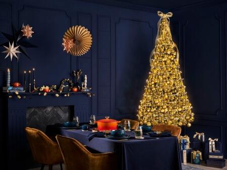 Le_Creuset_FULL_HD_JPG_20250325_CHRISTMASCAM25_013_Gedeckter_Tisch_Geschenke_Weihnachtsbaum_KochForm