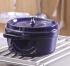Staub Cocotte rund aus Gusseisen in dunkelblau