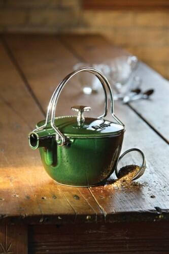 Staub Teekanne und Wasserkessel aus Gusseisen in grenadine