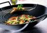 Le Creuset Wok aus Gusseisen mit Glasdeckel in ofenrot