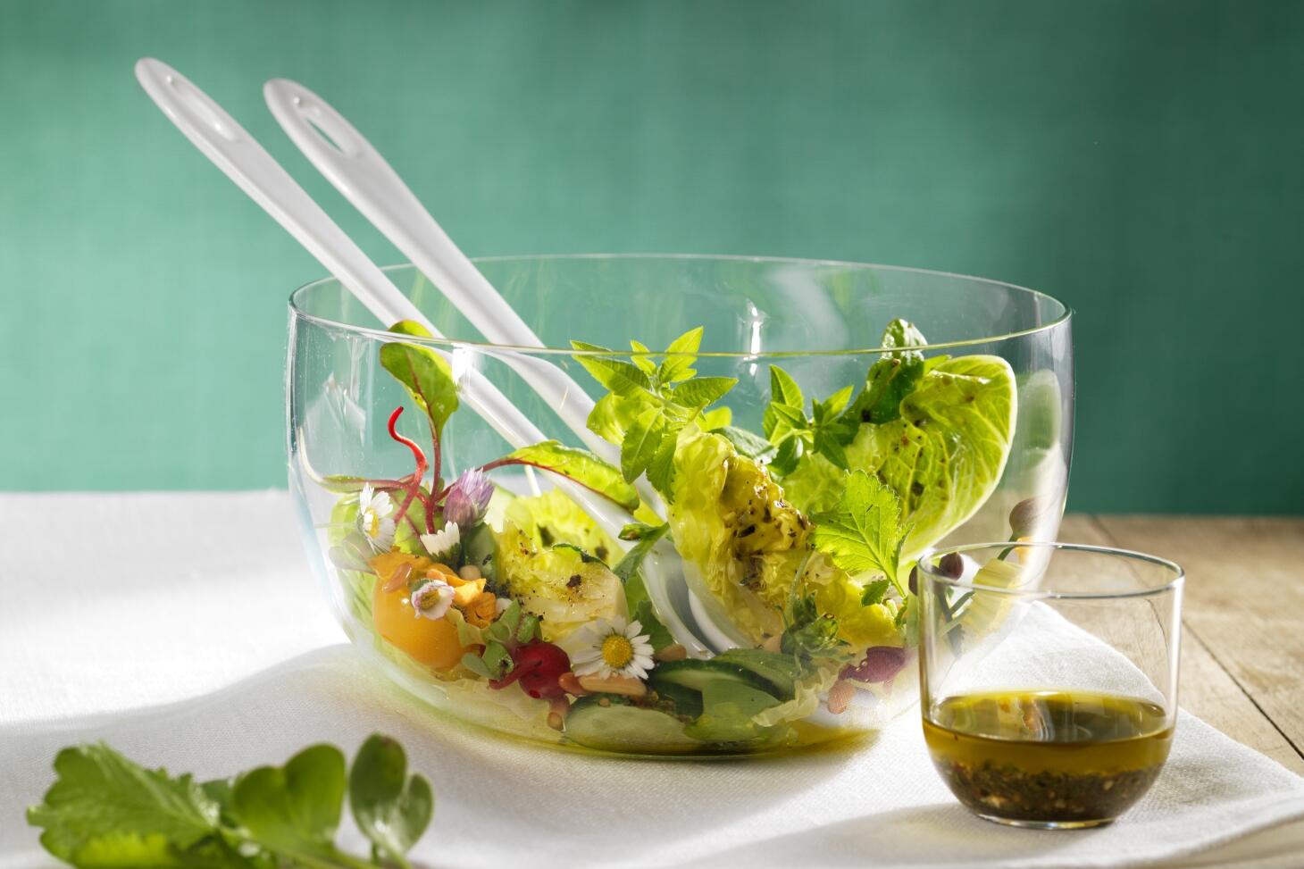 Blattsalat mit Kräutern und essbaren Blüten - KochForm
