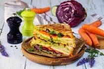 Club-Sandwich mit Spinat, Tomate und Ei