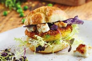 Veggie-Burger mit gratiniertem Picandou und blauen Kartoffelchips