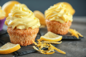 Zitronen-Cupcakes mit Limoncello-Topping