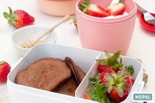 Schokoladen-Pfannkuchen mit Erdbeeren