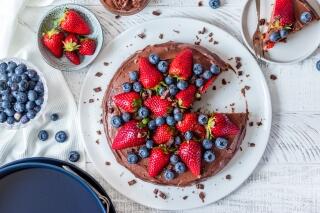 Schokoladenkuchen mit Schokocreme und Beeren