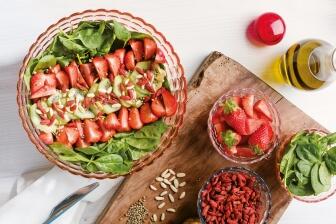Blattspinatsalat mit Gojibeeren, Erdbeeren, Pinienkernen, Kiwi und Hanfsamen