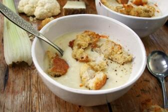Käsesuppe mit Blumenkohl und Knoblauch-Croûtons