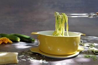 Zucchini-Tagliatelle mit Rührei