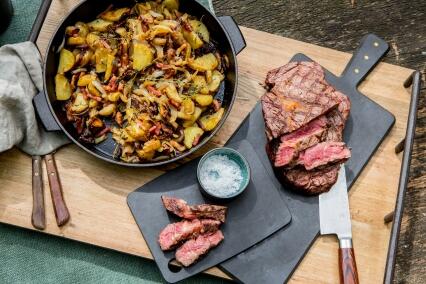 Rib-Eye-Steak mit Bratkartoffeln, Speck und Zwiebeln