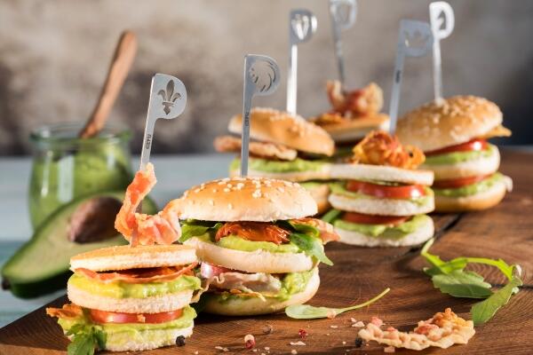 Mini Burger und Mini Tramezzini mit Avocado und Pancetta