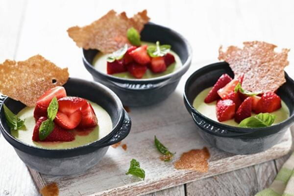 Basilikum-Quark-Parfait mit marinierten Erdbeeren