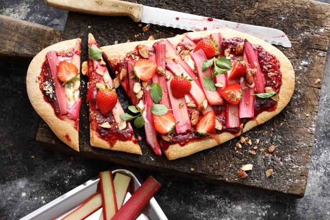 Gegrillte Pizza mit Rhabarber und Erdbeeren bei KochForm